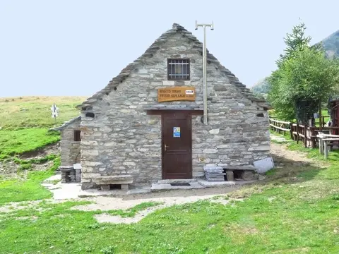 Il bivacco in pietra dell'alpe Lago