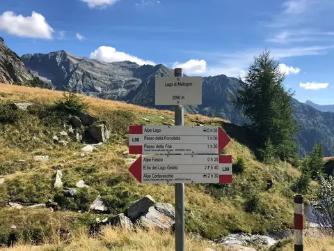 Il palo segnaletico del lago di Matogno, a 2090 m