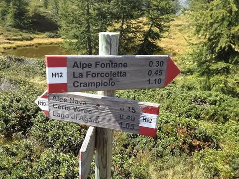 I cartelli all'alpe Nava per l'alpe Fontane, la Forcoletta e il lago di Agaro