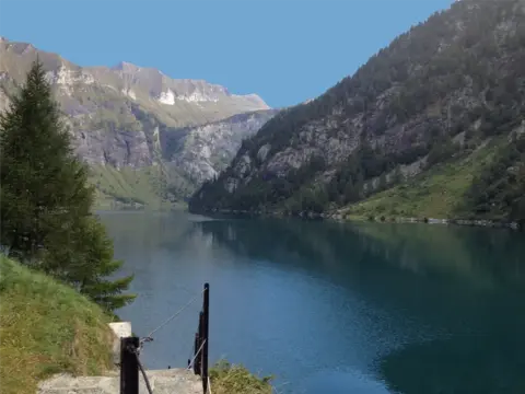Il lago di Agaro e la passerella lungo la riva
