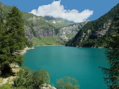 Il lago di Agaro tra i boschi