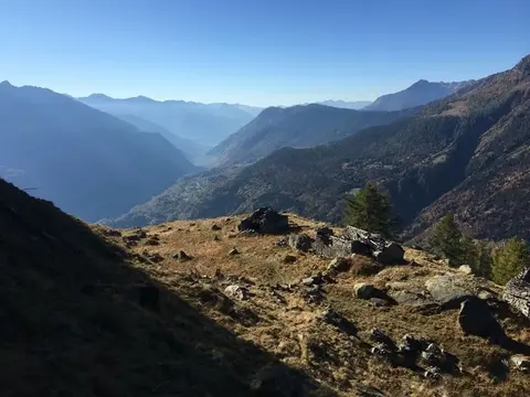 Il sentiero verso l'alpe Vargnana con la valle sullo sfondo