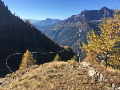 Il vallone di Vargnana con la traccia del sentiero disegnata sulla foto