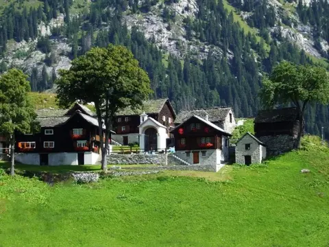 Le case Walser di Salecchio tra i prati