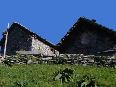 Le baite in pietra della Colla con il tetto in piode