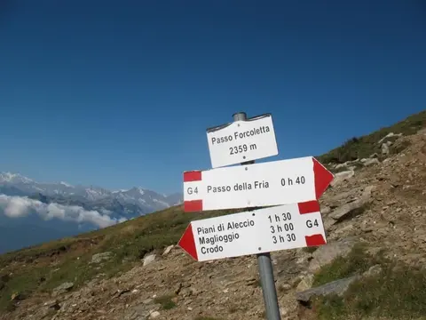 Il cartello del passo della Forcoletta, 2359 m, con le indicazioni per il passo della Fria