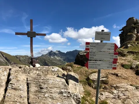 La croce e i cartelli al passo della Forcoletta