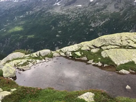 Il lago del Cingino in un pianoro di rocce