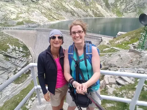 Due escursioniste sulla diga del Cingino
