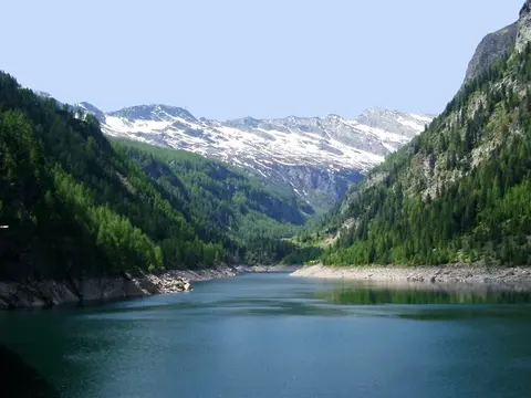 Il lago di Campliccioli tra le montagne innevate