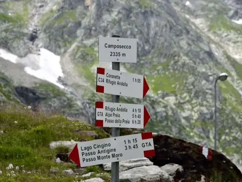 Il palo segnaletico di Camposecco con le indicazioni della GTA