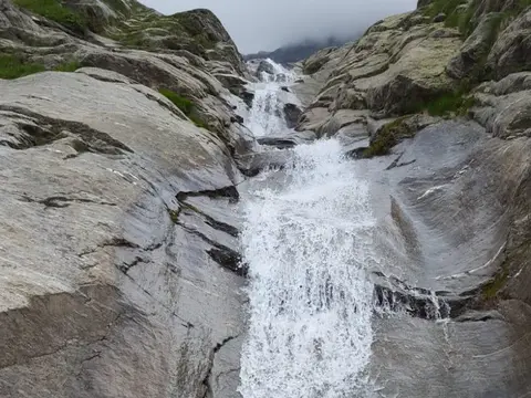 Una cascata tra le rocce levigate