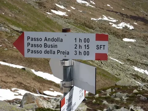 Il palo segnaletico per il passo di Andolla, il passo del Busin e il passo della Preia