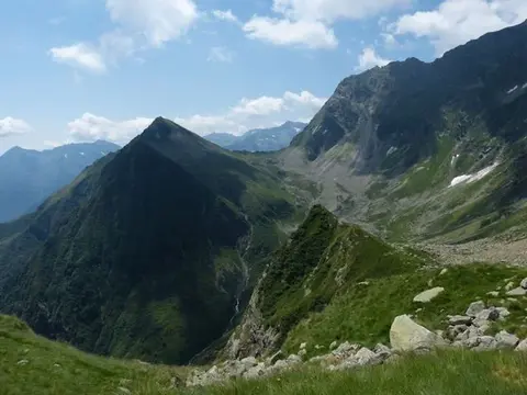 La zona del passo Vallaretto sopra l'alpe Lavazzero