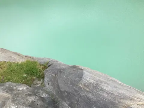 Acqua turchese e rocce levigate dal ghiacciaio