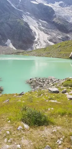 Il lago delle Locce visto dal sentiero che scende alla riva