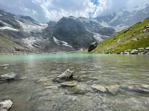 La riva del lago delle Locce sotto le cime del Monte Rosa