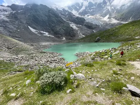 Il lago delle Locce e la parete est del Monte Rosa in una giornata limpida
