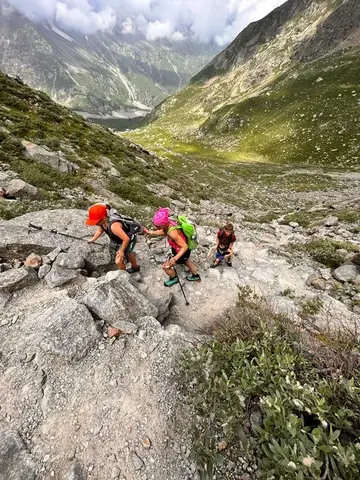 Escursionisti sul tratto roccioso della salita al lago