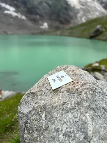 La targa del lago delle Locce su un masso in riva al lago