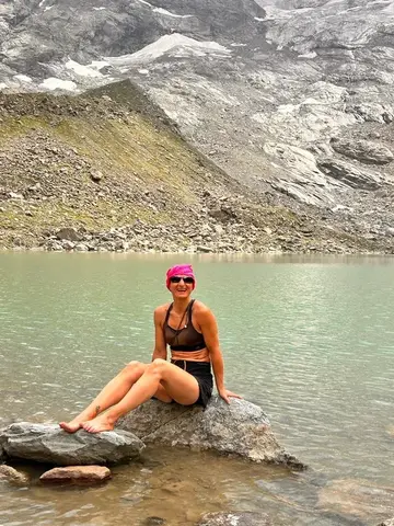 Una pausa sulla riva del lago delle Locce