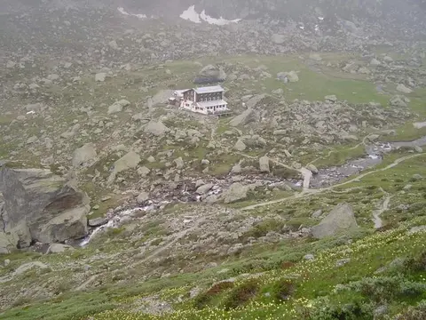 Il rifugio Zamboni-Zappa tra i massi dell'alpe Pedriola