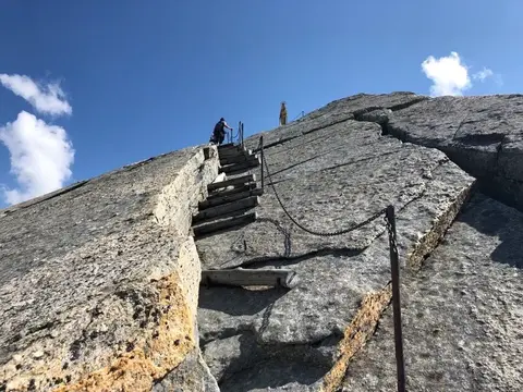 La scalinata di pietra che sale dal rifugio alla Madonna del Moro