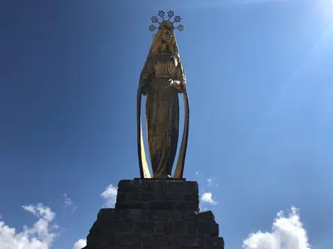 La statua della Madonna delle Nevi al passo del Moro