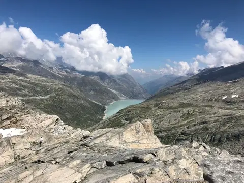 Il lago e la diga di Mattmark sul versante svizzero