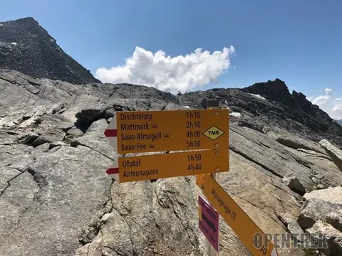 I cartelli per la discesa verso la Svizzera al passo del Moro