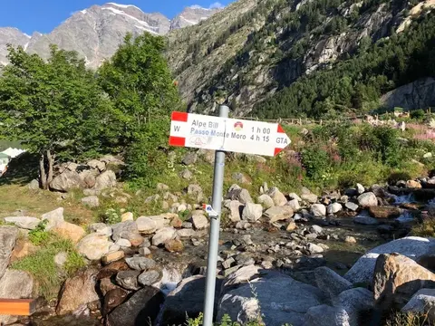 Il ponte di legno a Pecetto da cui parte il sentiero per il passo del Moro
