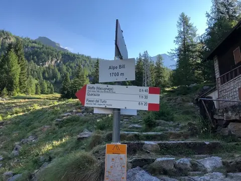L'alpe Bill con la stazione intermedia della funivia del Moro