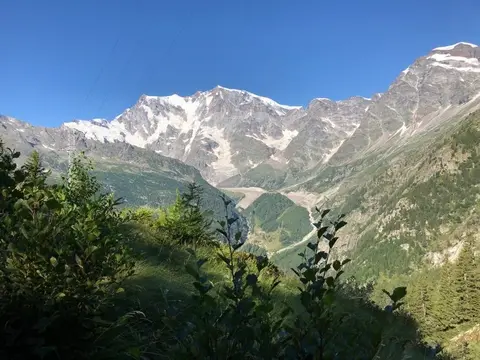 La parete est del Monte Rosa vista dal sentiero del passo del Moro