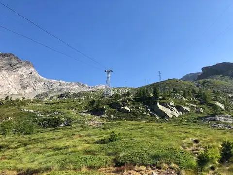 La salita sulla pietraia sotto il passo del Moro