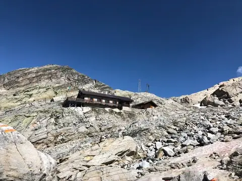 Il rifugio Oberto-Maroli sotto il passo del Moro