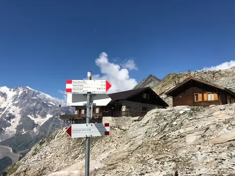 I cartelli del rifugio Oberto-Maroli