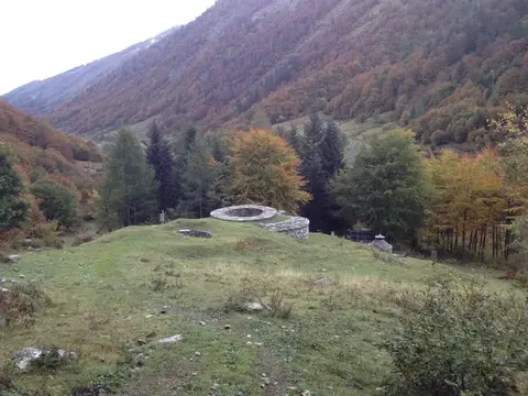 I resti delle antiche fornaci sul prato