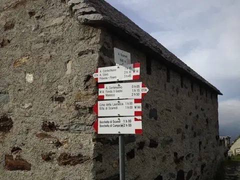 I cartelli dell'alpe Scaredi, 1841 m, sul muro di una baita