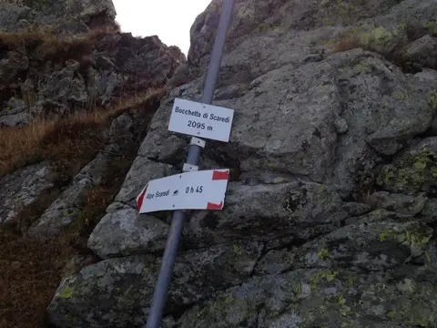 Il cartello della bocchetta di Scaredi, 2095 m