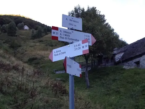I cartelli dell'alpe Verzasco, 1393 m, accanto alle baite
