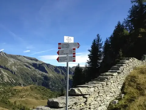Il cartello lungo il muro a secco verso San Pantaleone