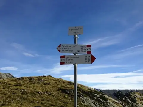 Il cartello del lago Panelatte, 2062 m