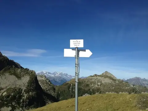 Il cartello della Forcola di Larecchio, 2146 m, con le montagne