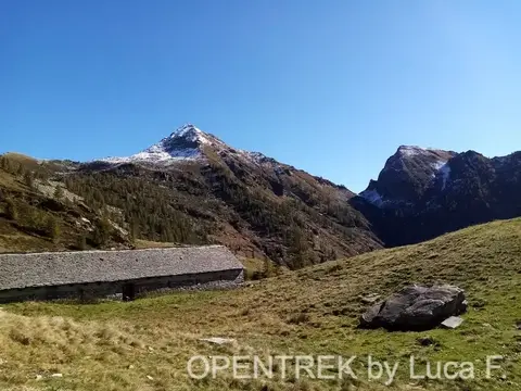 Una baita di pietra sui pascoli sotto le cime