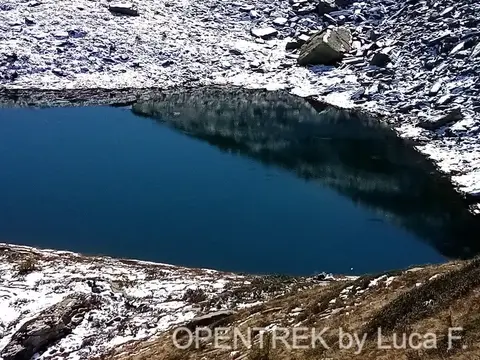 Il lago Panelatte con la prima neve