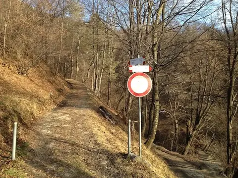La strada sterrata con il cartello di divieto
