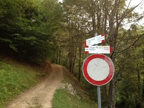 La strada sterrata con il cartello di divieto