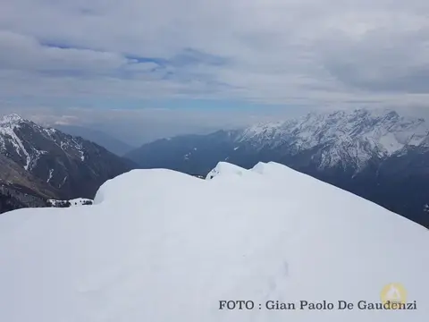 La cima innevata del monte Ziccher