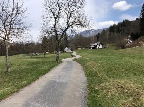 La ciclabile tra i prati verso Re