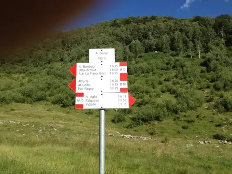 Il cartello dell'alpe Basso, 1130 m
